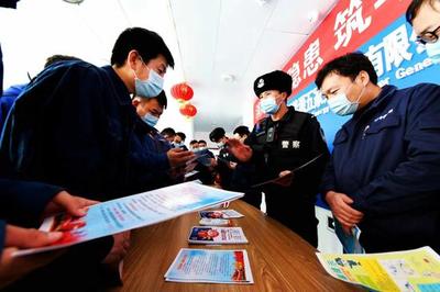 普法服務(wù)進(jìn)工地，庫甫邊境派出所為企業(yè)務(wù)工人員撐起“法治防護(hù)傘”